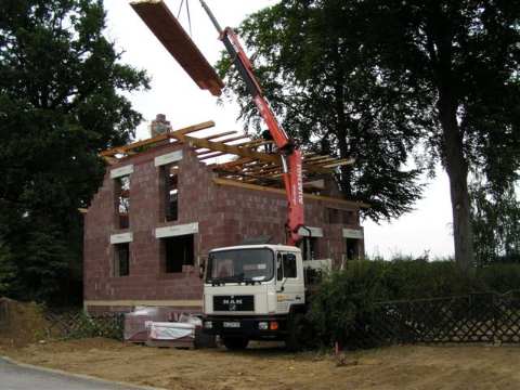 Der Dachstuhl entsteht, die neue Baufirma hat den Rohbau fast fertig